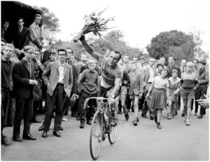 5-8-1961 eerste professionale ronde na de oorlog in Schiedam. Winnaar Piet Rentmeester tijdens ererondje