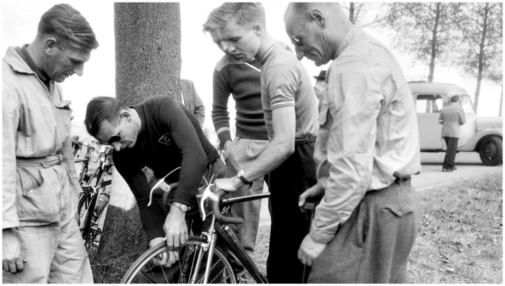 Wim van Est inspecteerd de fiets van Piet van de Brekel