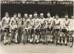 14-06-1960 V.l.n.r Jean Bastin, Ben Franssen, Ploegleider Vrancken, chauffeur Pierre Steenbakkers, Jantje Willemsen, Nic Paas, Remmelt Hindriks, Math Jacobs, Herman Laugs en Jean Tummers