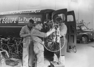 1957 Tour de France - Piet Gommans mecaniciën-002
